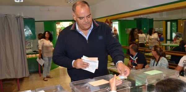 Manuel Cabrera votando