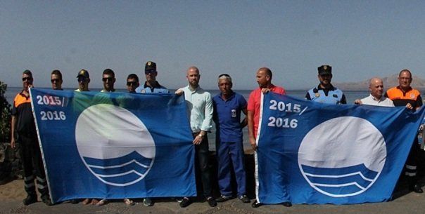 Las 4 banderas azules ya ondean en las playas de Puerto del Carmen