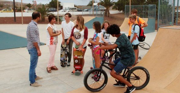 Jóvenes de Playa Blanca ya disfrutan de su parque skate