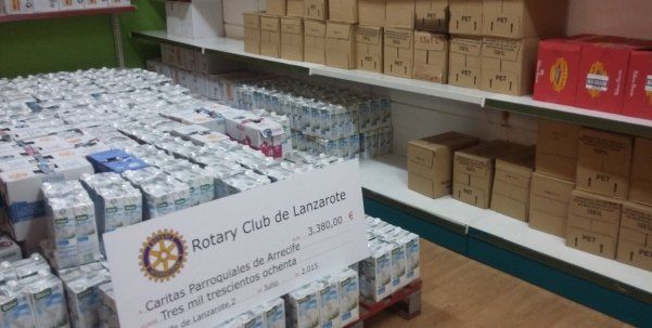 Los rotarios de Lanzarote donan 3.300 euros en alimentos a Cáritas