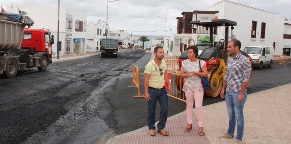 Yaiza reasfalta calles céntricas en Playa Blanca