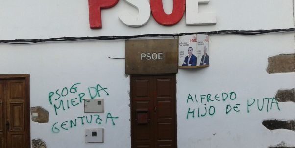 Nuevas pintadas con descalificaciones e insultos en la sede del PSOE de Haría