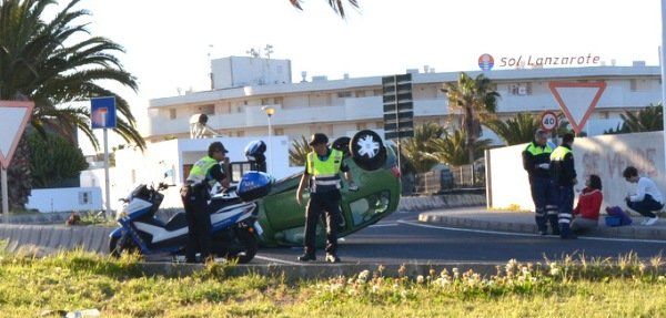 Herida una mujer tras volcar con su vehículo en Puerto del Carmen