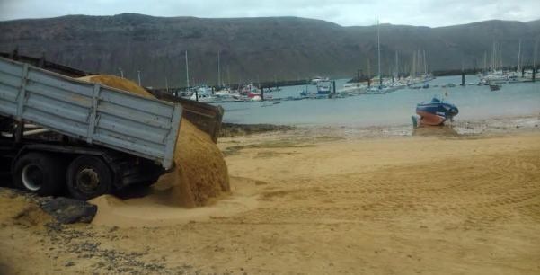 El Ayuntamiento repone 75 metros cúbicos de arena en tres playas de La Graciosa