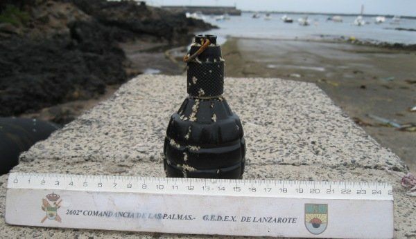 La Guardia Civil destruye una granada de mano que apareció en el muelle de Órzola