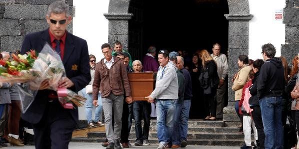 Decenas de vecinos, familiares y allegados acuden al funeral de Juan Carlos Tejera