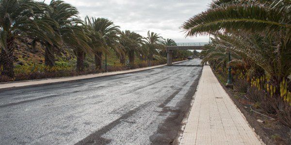 Teguise repara el asfalto de las principales avenidas de Costa Teguise