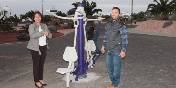 Yaiza instala nuevas máquinas para hacer ejercicio al aire libre en Playa Blanca