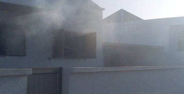 Los bomberos extinguen un incendio en una casa en  La Concha