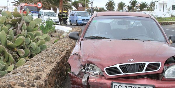 Una colisión en Teguise provoca un vuelco y deja 3 heridos atrapados en su vehículo