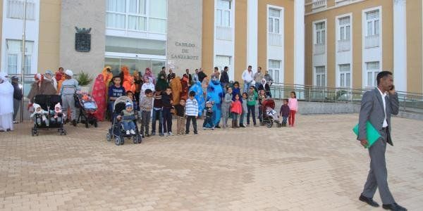 El Colectivo Mauritano protesta frente al Cabildo por la orden de desalojar su local
