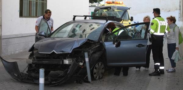Un coche impacta contra un muro y varios bolardos en el centro de Arrecife