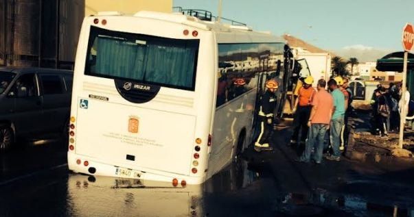 Una guagua se queda atrapada al hundirse la carretera en Argana