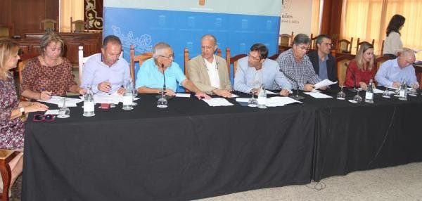 El Cabildo firma un convenio con los ayuntamientos para distribuir 100.000 euros para ayudas de emergencia social