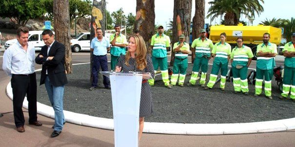 El Ayuntamiento y Urbaser presentan el nuevo material del servicio de jardinería de Costa Teguise