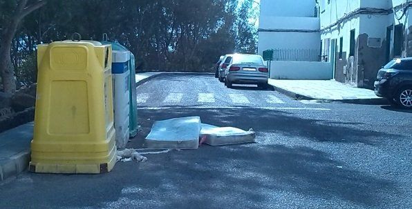 Uncivilized neighbors use a street in Titerroy as a storage for belongings, furniture and mattresses