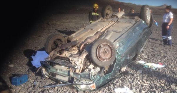 Fallece una mujer de 61 años tras volcar con su coche en la carretera de Tinguatón