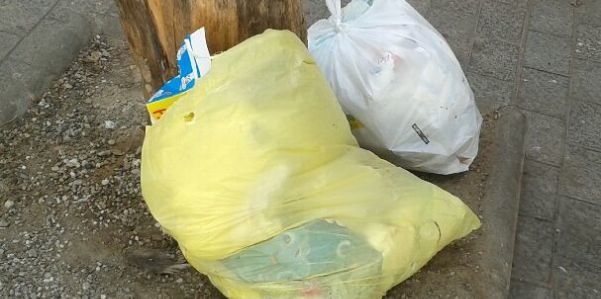 Bolsas de basura tiradas en el suelo durante "días" en una calle de Arrecife
