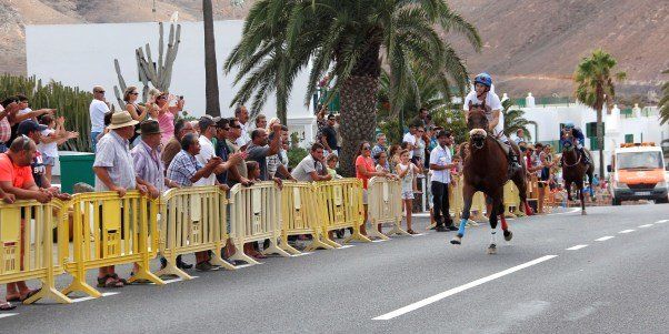 Yaiza acogió la primera carrera de caballos en asfalto celebrada en Lanzarote