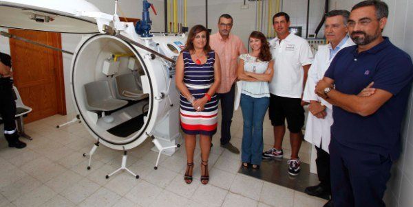 Marci Acuña visita la cámara hiperbárica del Hospital Insular y destaca que sólo hay dos acreditadas en Canarias