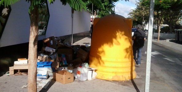 Una gran cantidad de basura fuera de los contenedores en la plaza Simón Bolívar