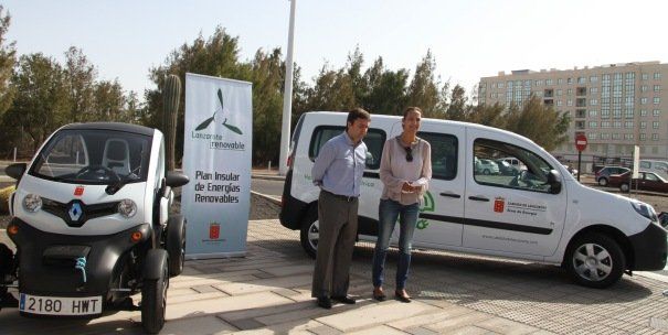 El Cabildo presenta dos coches 100 por cien eléctricos y destaca su coherencia en la apuesta por las renovables