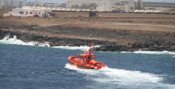 Equipos de rescate se movilizan para buscar a un hombre en el mar en Punta de Los Ancones, que logra salir ileso