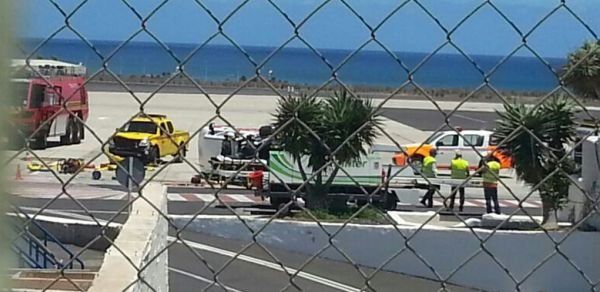Dos vehículos chocan en plena pista del aeropuerto de Guacimeta