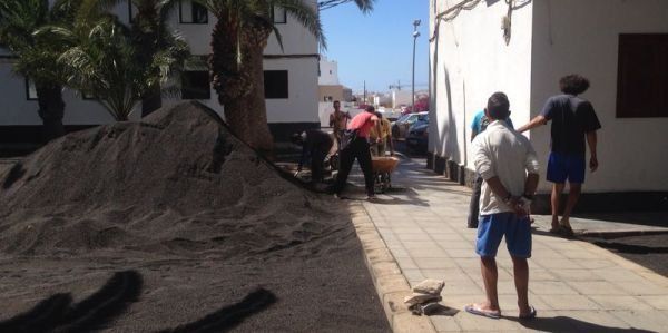 Jóvenes de Titerroy rehabilitan varios jardines tras conseguir que el Ayuntamiento les entregara un camión de rofe