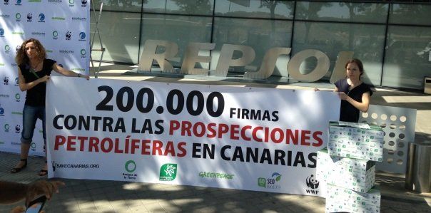 Cinco ONGs entregan más de 200.000 firmas contra las prospecciones en la sede de Repsol en Madrid