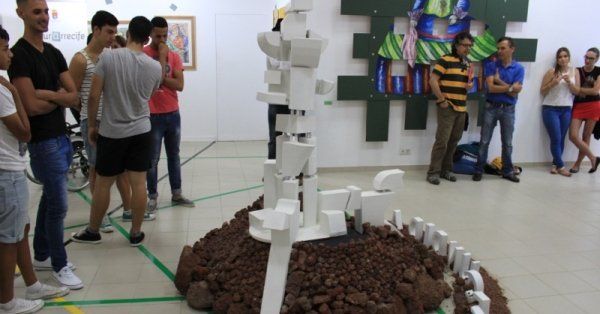 Alumnos del IES Arrecife realizan una réplica de Fecundidad, una obra de César Manrique