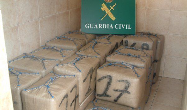 La Guardia Civil intercepta un importante alijo de hachís en Arrieta y detiene a cuatro personas