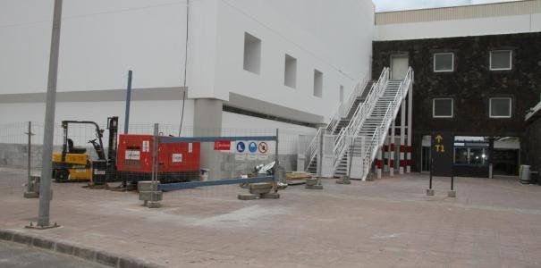 San Bartolomé levantará el precinto de las obras del aeropuerto, pero sigue abierto el expediente para sancionar a Aena