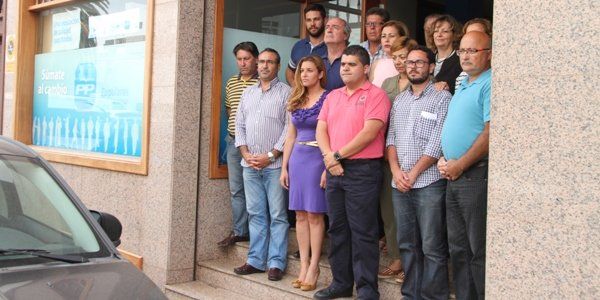 El PP guarda un minuto de silencio en Lanzarote por el asesinato de su compañera leonesa Isabel Carrasco