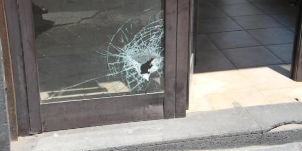 Fuerzan la puerta de un comercio en Arrecife y roban un vehículo, 500 euros y varios móviles