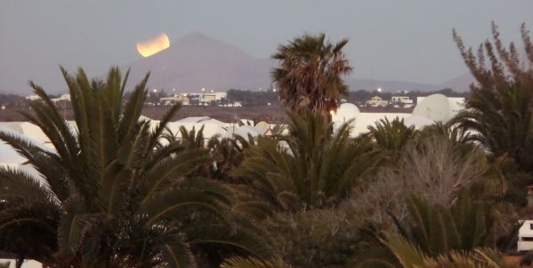 El eclipse total de Luna deja una imagen espectacular en Lanzarote