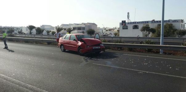 Dos coches chocan en la LZ-2 al formarse una cola tras la avería de un tercer vehículo