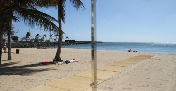 La playa de El Reducto estrena duchas y rampas