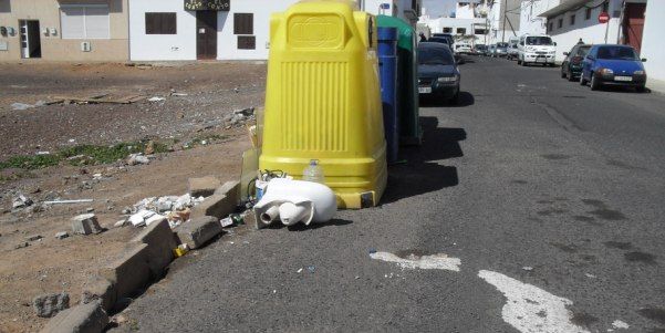 Animales muertos, contenedores sucios y vías llenas de socavones en Morro Angelito