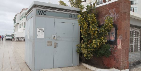 Arrecife clausura el baño junto al Parador de Turismo, que costó más de 40.000 euros y nadie sabe cómo funciona