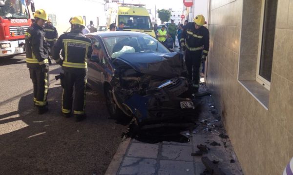 Un coche choca contra una vivienda tras colisionar con otro vehículo en Arrecife