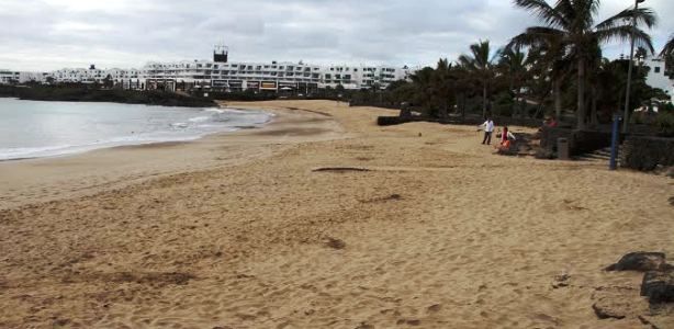 Las playas de Costa Teguise se quedan sin hamacas y sin sombrillas