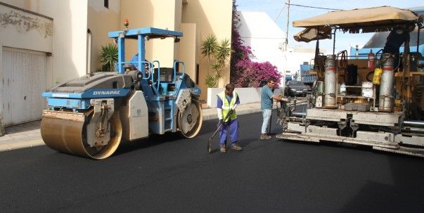 Las obras del Plan de Barrios continúan con el asfaltado de la calle Tinguanfaya