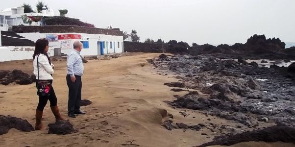 El temporal deja sin arena a buena parte de las playas de Puerto del Carmen