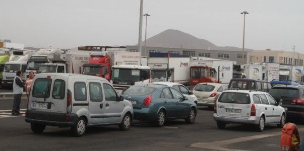 Camiones y empresas llevan tres días esperando mercancía por los problemas del puerto