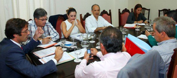 Loly Corujo planta cara a San Ginés en el Consorcio del Agua y consigue el respaldo de los alcaldes