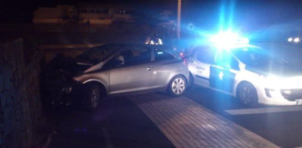 Un coche se incendia y otro se empotra contra un muro en el  municipio de Yaiza
