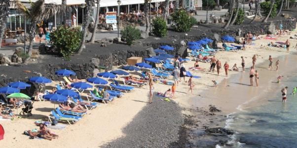 Denunciado en Fiscalía el servicio de hamacas y sombrillas de playa Flamingo