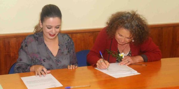 San Bartolomé entrega los contratos a 37 arrendatarios de parcelas para cultivar