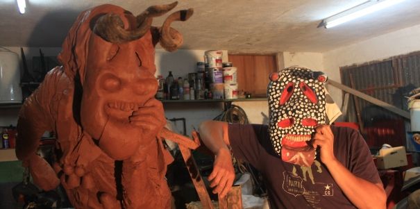 La escultura dedicada a Los Diabletes, lista para presidir una plaza de Teguise